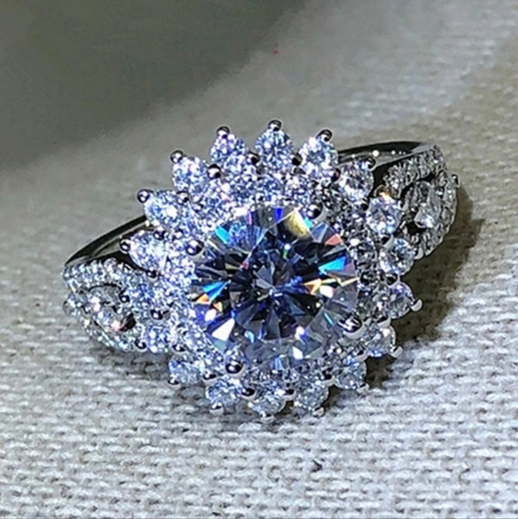 🤍🤍NEW🤍🤍 BREATHTAKING!! Clear CZ Ring in SILVER Plating - Picture 2 of 16